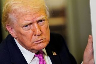 Trump je ochoten ukončit válku, aniž by znovu otevřel Hormuzský průliv - Novinky